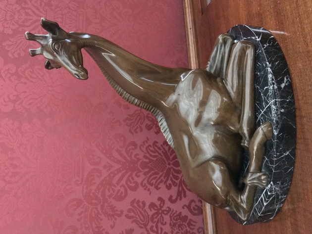 Bronzeplastik der sitzenden „Bundesgiraffe”.