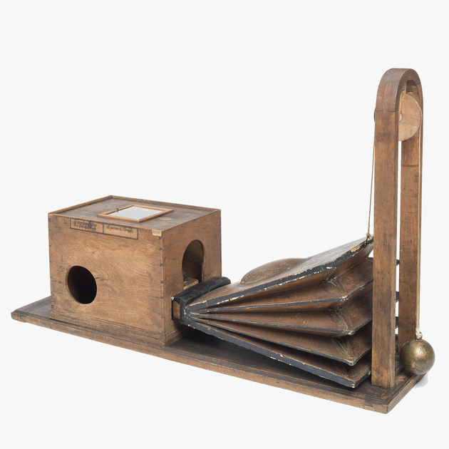 -	Kempelen'scher Sprechapparat aus dem späten 18. Jahrhundert   er ist einer der frühesten Vorläufer heutiger künstlicher Stimmen  wie „Siri“. Deutsches Museum, München.