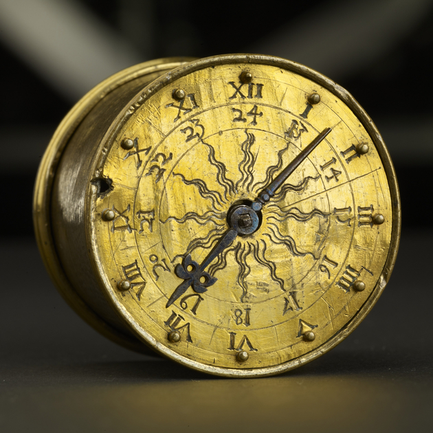 -	Die sogenannte „Henlein-Uhr“, die lange für die älteste Taschenuhr der Welt gehalten wurde; Germanisches Nationalmuseum, Nürnberg.