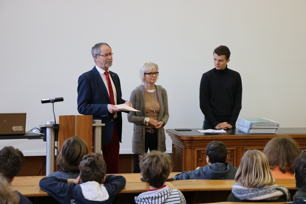 Helmut Stahl, Ulrike Dreweke und Julian Kokott im Hörsaal bei der Urkundenübergabe