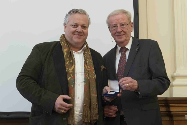 Dr. Uwe Schäkel (r) überreicht Dr. Frank Asbeck (l) die Alexander-Koenig-Medaille. 