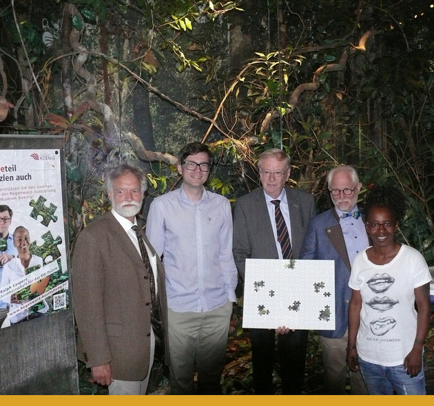 Prof. Wolfgang Wägele, Ralph Caspers, Dr. Uwe Schäkel, Uwe Günther und Shary Reeves präsentieren die Puzzle-Aktion in der Regenwald-Ausstellung des ZFMKs.