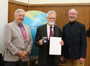 Prof. Wolfgang Böhme, Prof. Wolfgang Wägele und Helmut Stahl (vlnr) mit der Alexander Koenig Medaille und der Ehrenurkunde. 