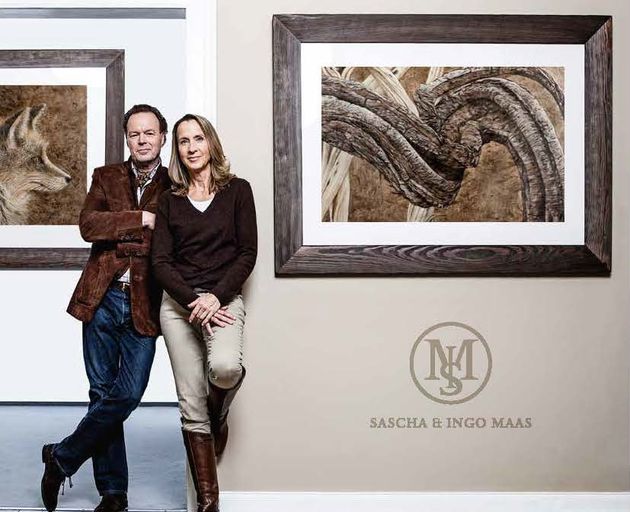 Mann und Frau vor Bild in Ausstellung