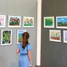 Kind schaut Bilder in Ausstellung an