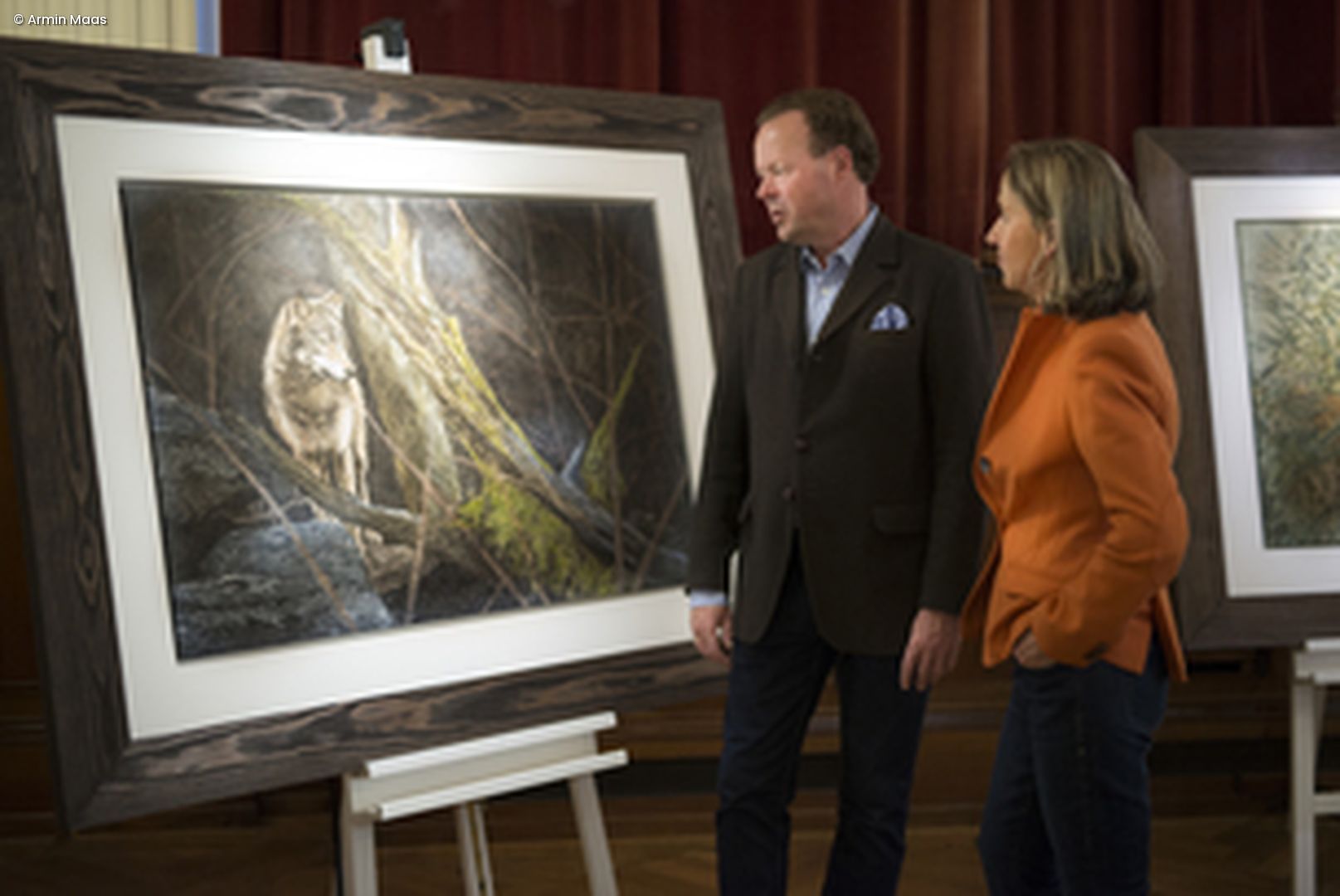 Mann und Frau vor Bild in Ausstellung