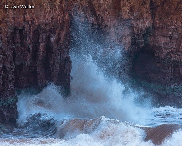 Wasser kracht an Felsen
