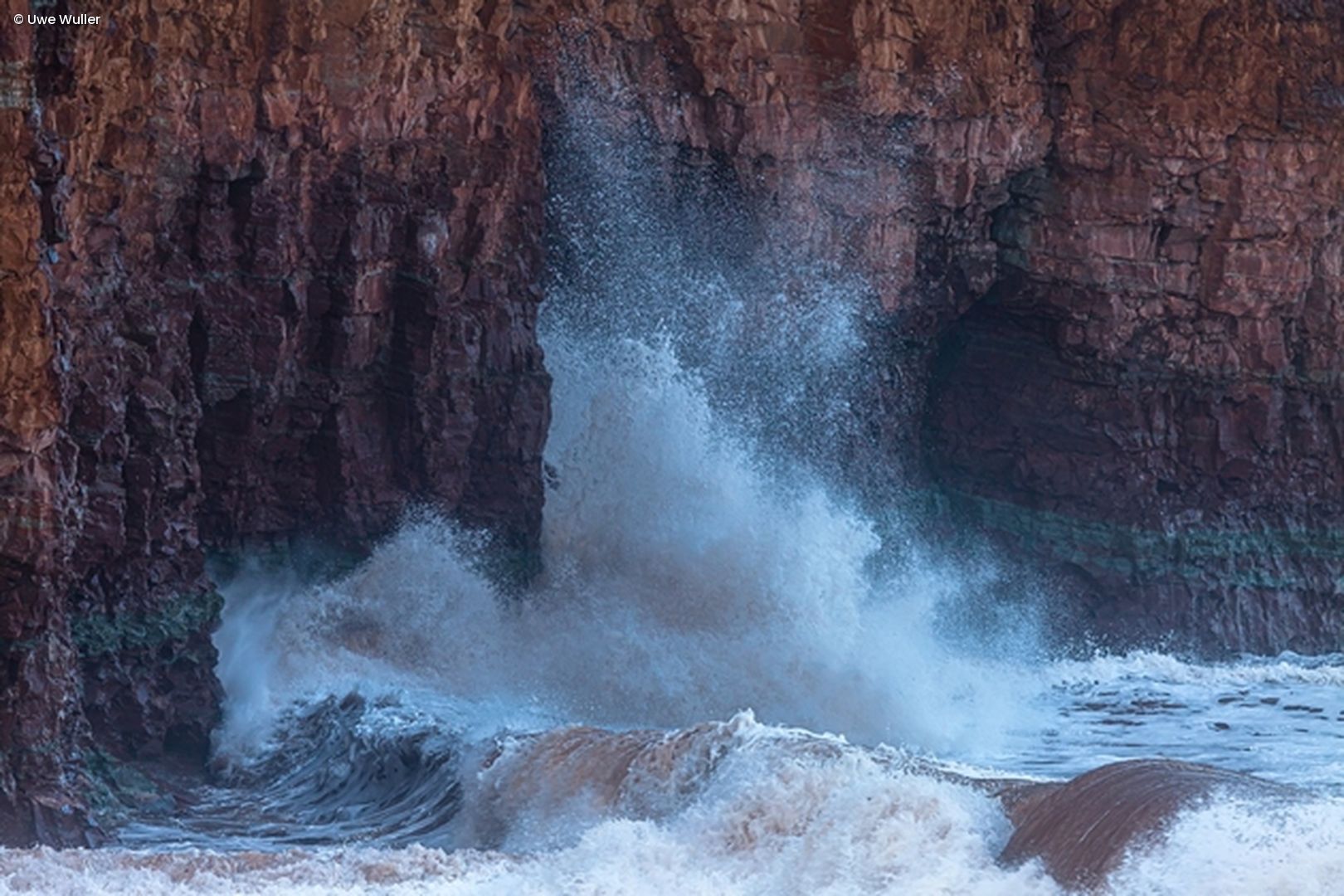 Wasser kracht an Felsen