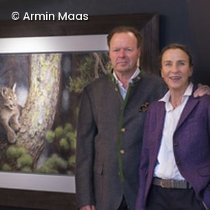 Mann und Frau vor Bild in Ausstellung