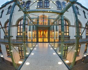 Eingang in großes Gebäude