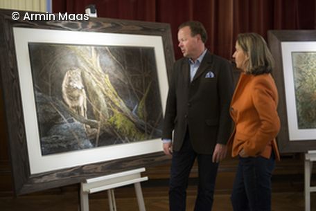 Mann und Frau vor Bild in Ausstellung