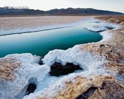 Wasser umgeben von Salzkristallen