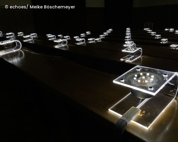 Vorlesungssaal mit Leuchte-Stationen