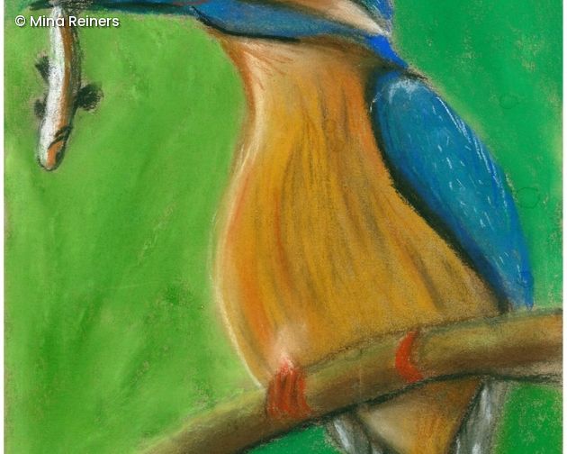 Gemalter Eisvogel mit Fisch in Maul