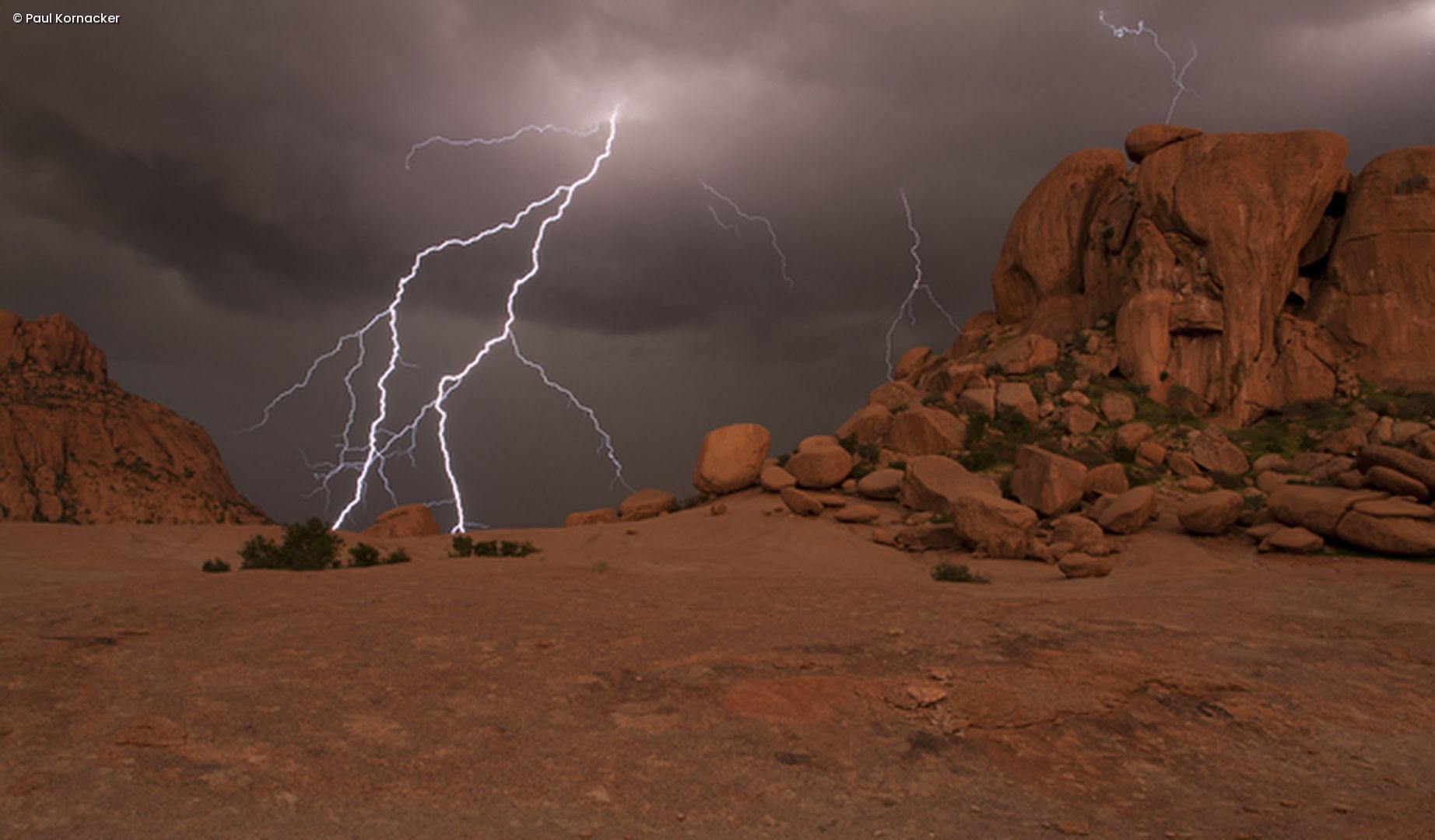 Blitz in Steinlandschaft