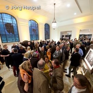 Menschengruppe in Ausstellung