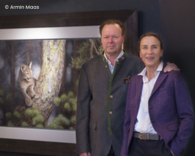 Mann und Frau vor Bild in Ausstellung