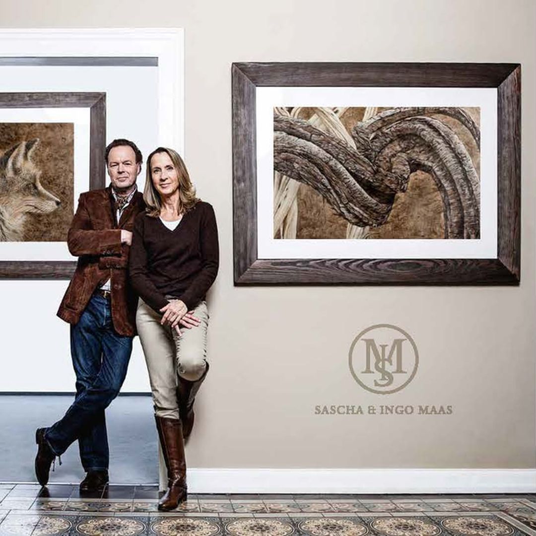 Mann und Frau vor Bild in Ausstellung