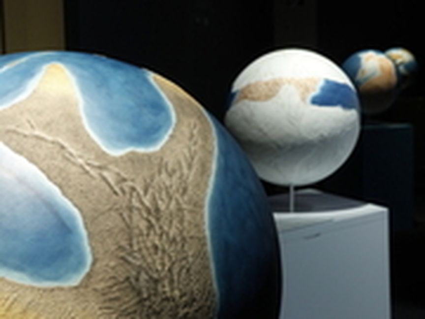Ausstellungsraum mit Weltkugeln