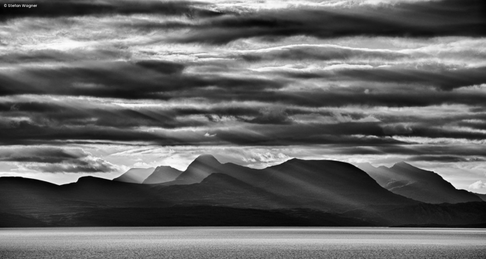 Berge und Wolken in sw