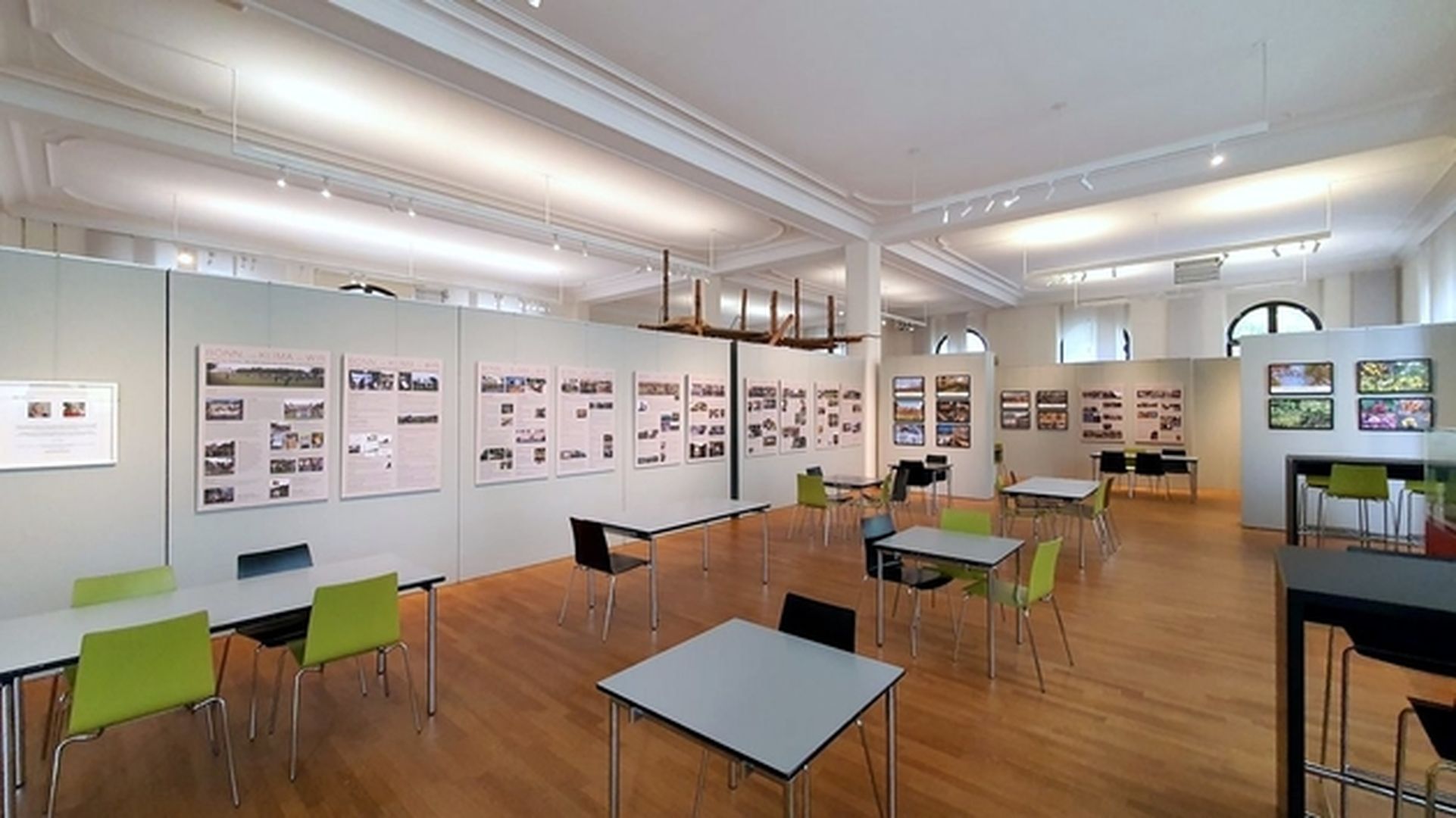 Ausstellungsraum mit Tischen und Stühlen
