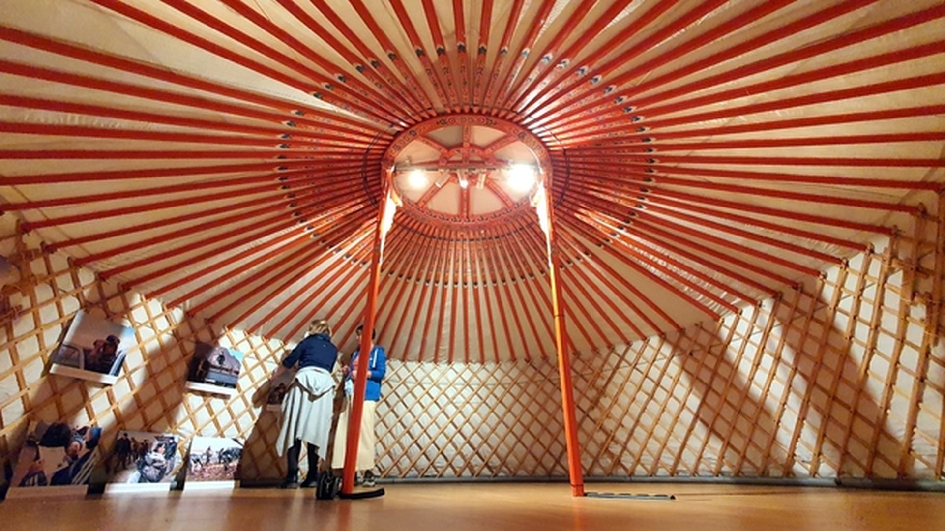 Zelt, Ausstellung Schneeleo