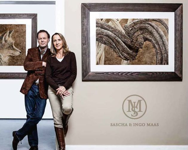 Mann und Frau vor Bild in Ausstellung