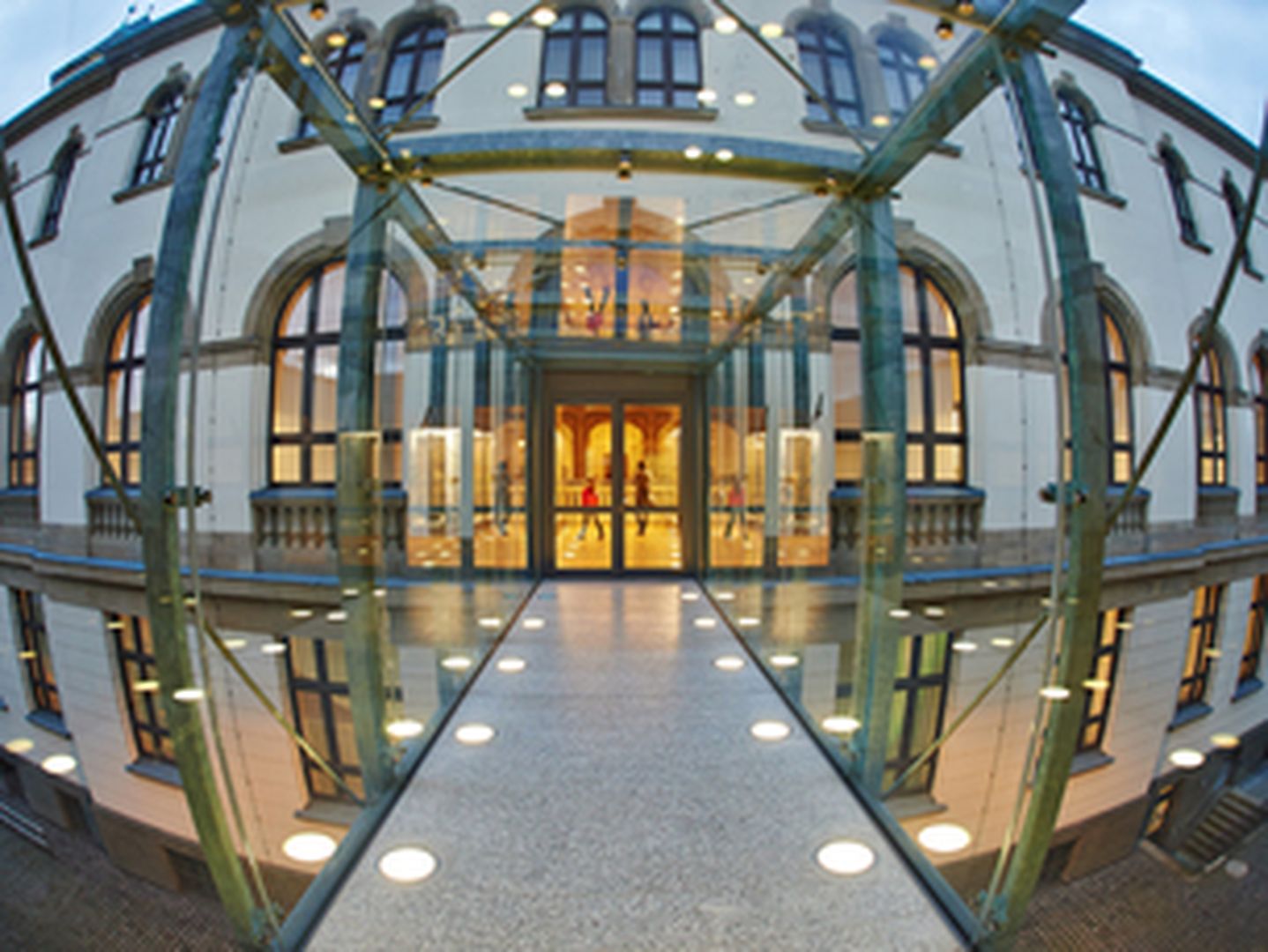 Eingang in großes Gebäude