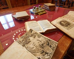 Verschiedene alte Bücher liegen auf einem Tisch