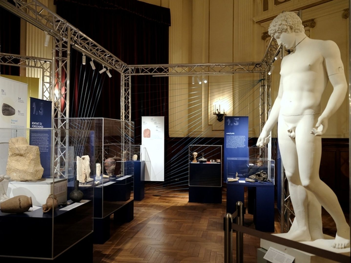Kosmos Ausstellungsraum mit Skulptur 