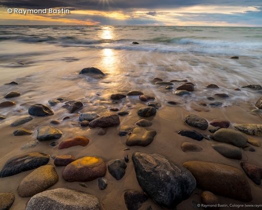 Steine am Strand und Meer