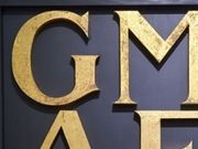 Goldene Buchstaben (GMAE) auf schwarzem Hintergrund