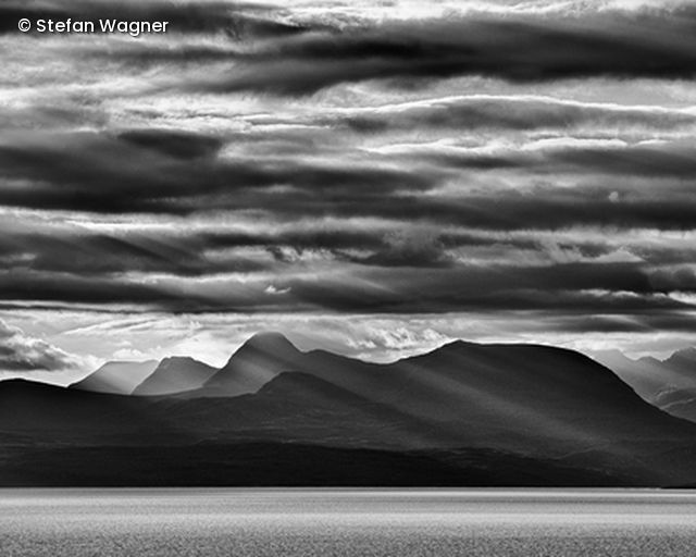 Berge und Wolken in sw