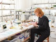 Frau arbeitet an Tisch
