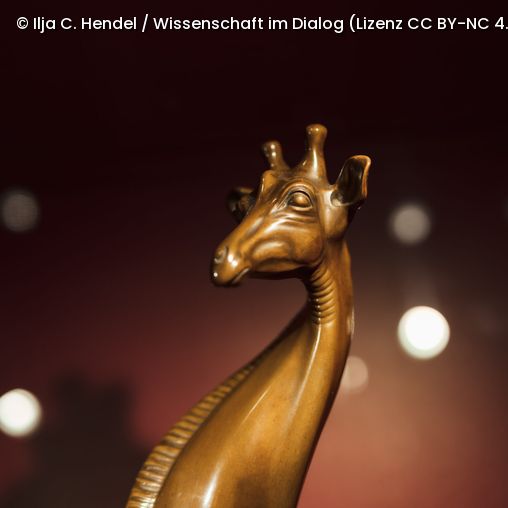 Porträt der Bronzeplastik der weiblichen, sitzenden „Bundesgiraffe” aus den 30er Jahren