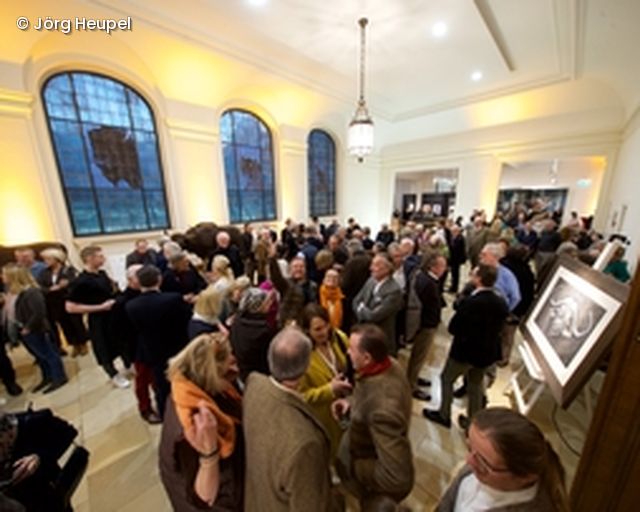 Menschengruppe in Ausstellung