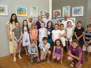 Kindergruppe vor gemalten Bildern