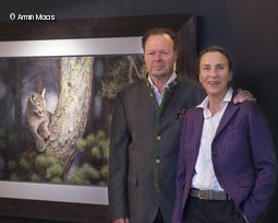Mann und Frau vor Bild in Ausstellung