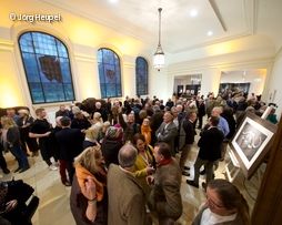 Menschengruppe in Ausstellung