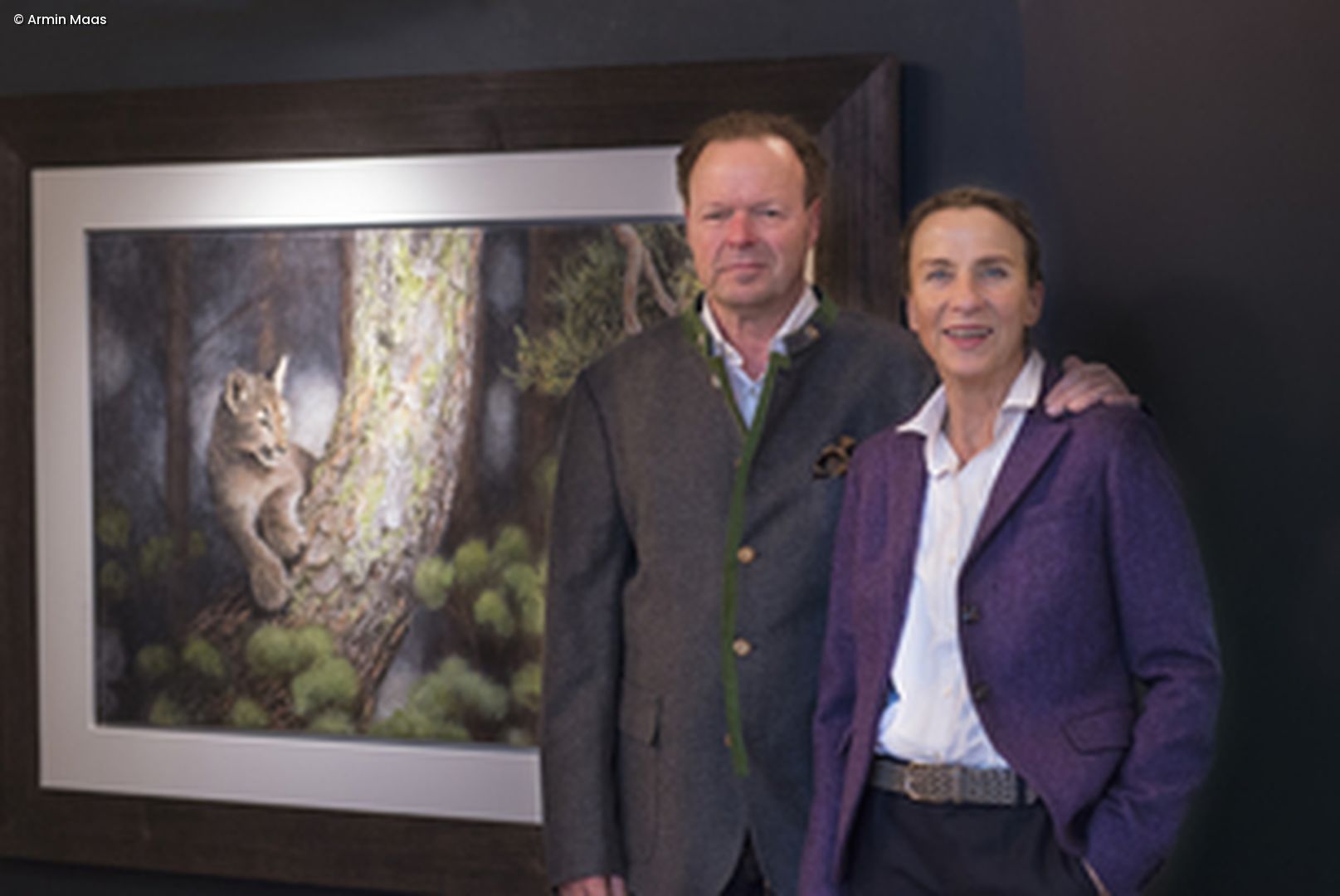Mann und Frau vor Bild in Ausstellung