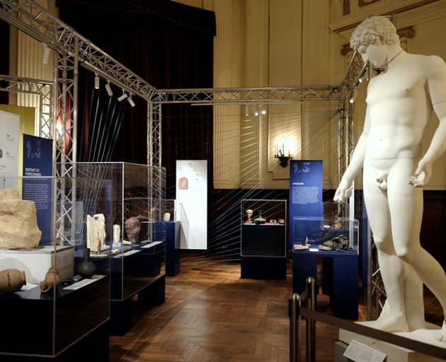 Kosmos Ausstellungsraum mit Skulptur 