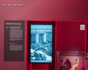 Ausstellungsvitrine mit Bundesgiraffe