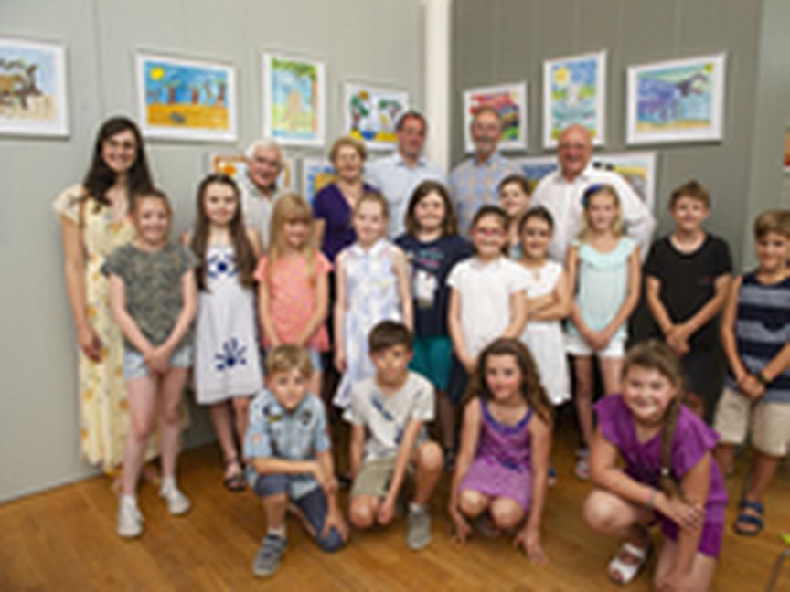 Kindergruppe vor gemalten Bildern