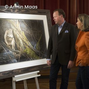 Mann und Frau vor Bild in Ausstellung