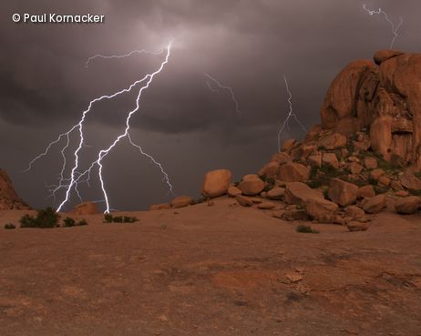 Blitz in Steinlandschaft