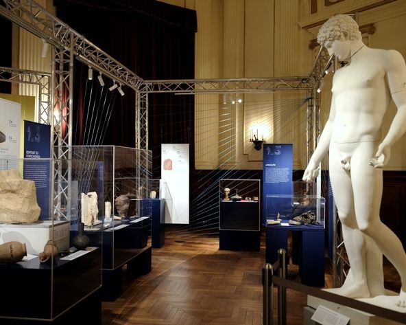 Kosmos Ausstellungsraum mit Skulptur 