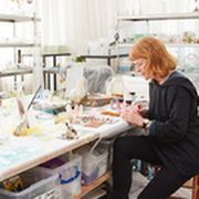 Frau arbeitet an Tisch