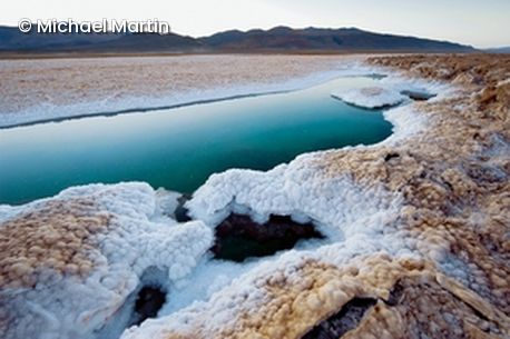 Wasser umgeben von Salzkristallen