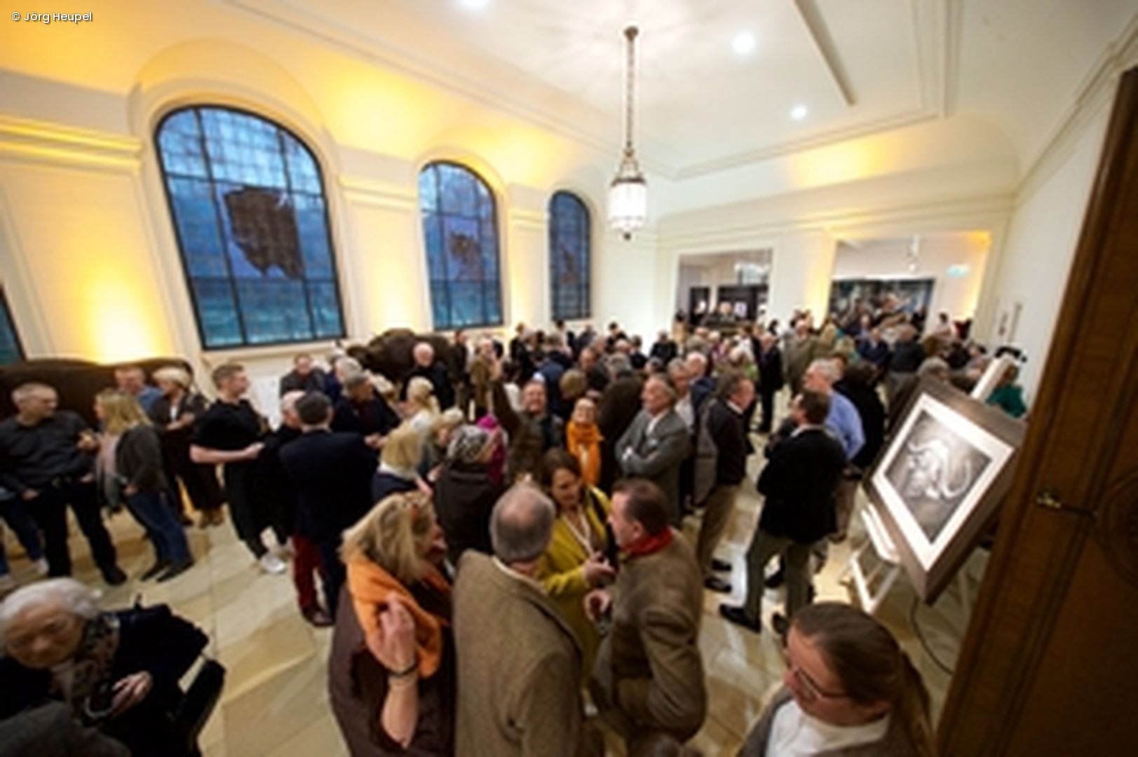 Menschengruppe in Ausstellung