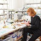 Frau arbeitet an Tisch